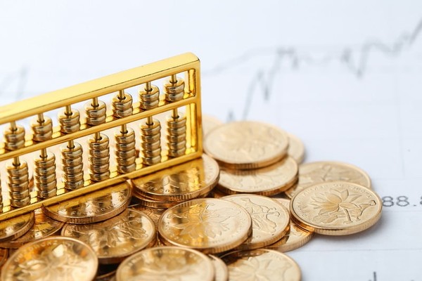 Người chơi Poker với ánh mắt sắc sảo, thể hiện tâm lý chiến thuật sâu sắc trên vin55 và win55
